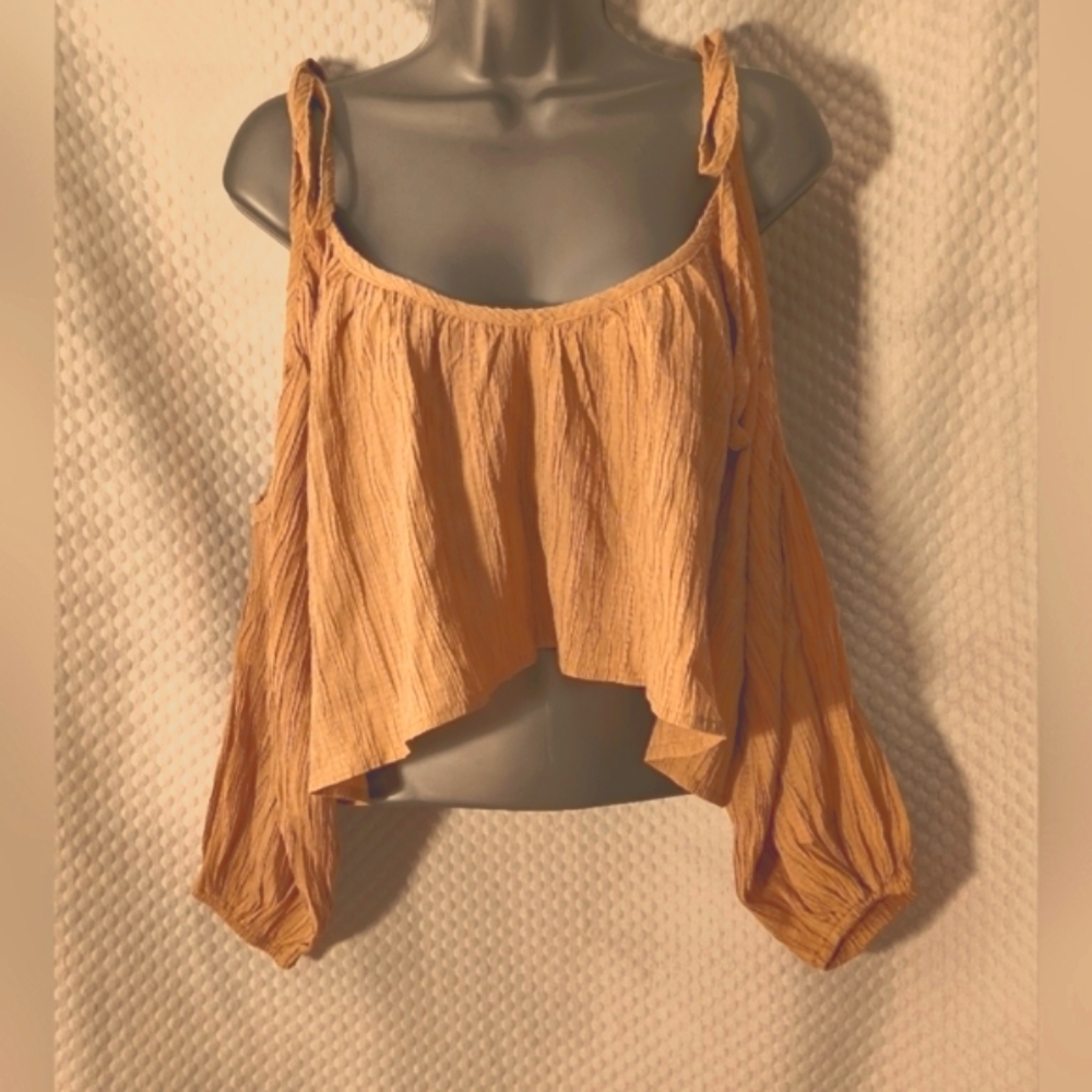 Storia Peek-a-boo Top NWT
